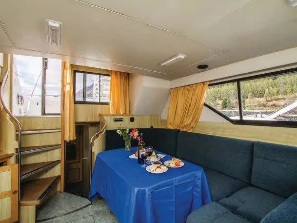 Royal Star WHS - Budget 1, Interior image
