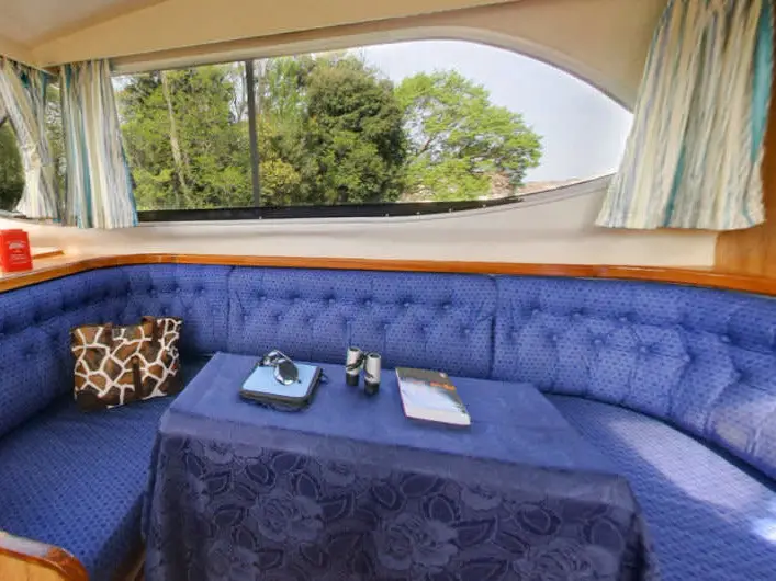 Countess - Budget 8, Interior image