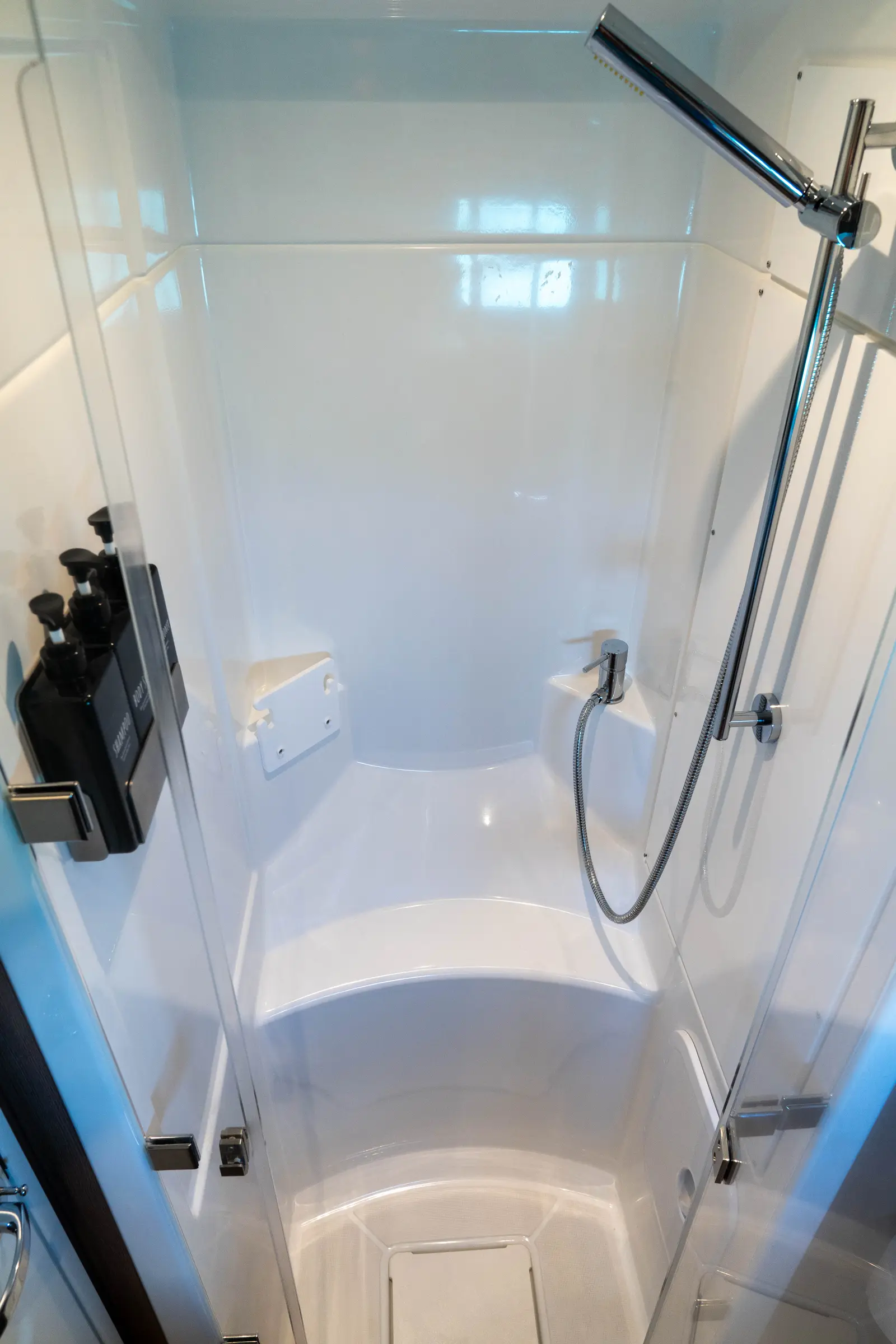 MIM OCEAN 2, Shower
