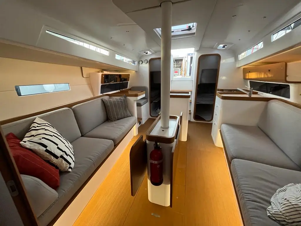 ULTRA FIRST, Interior image
