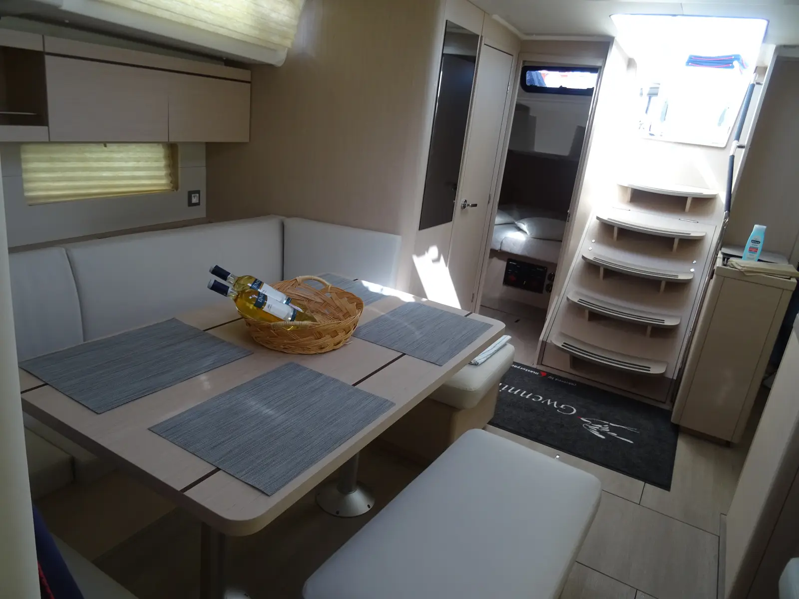 Gwennili/Owners Version, Saloon Image
