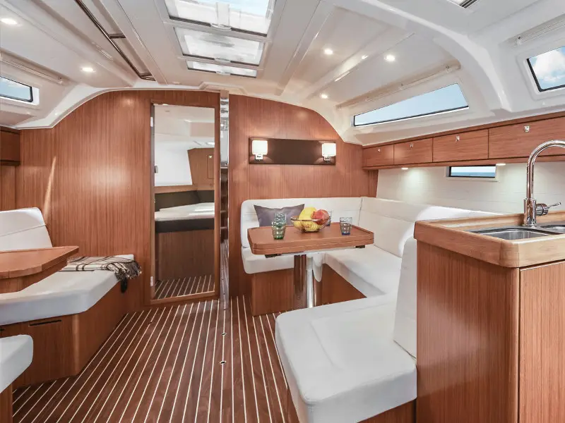 Luna II, Interior image