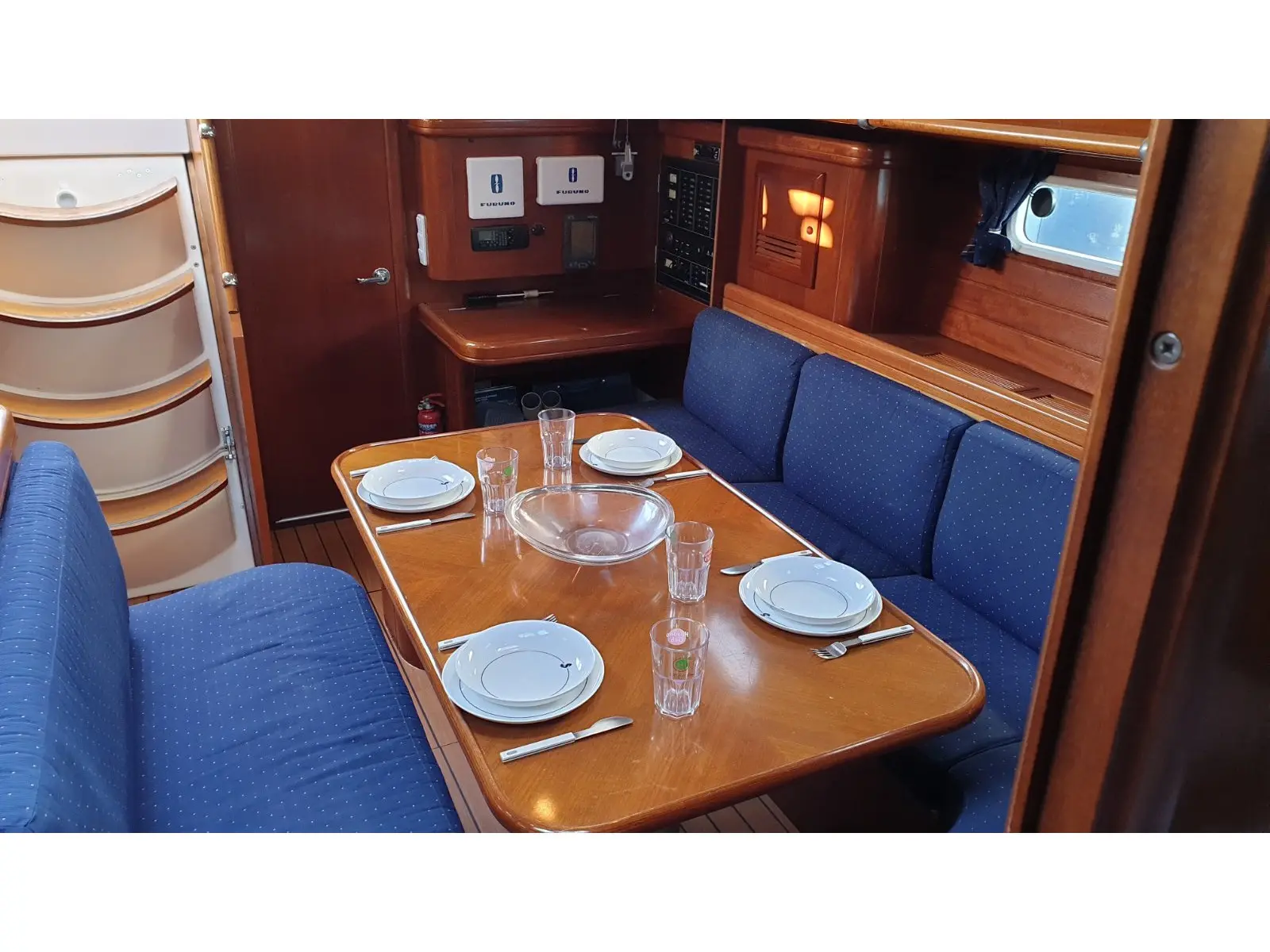 INTERMEZZO, Interior image