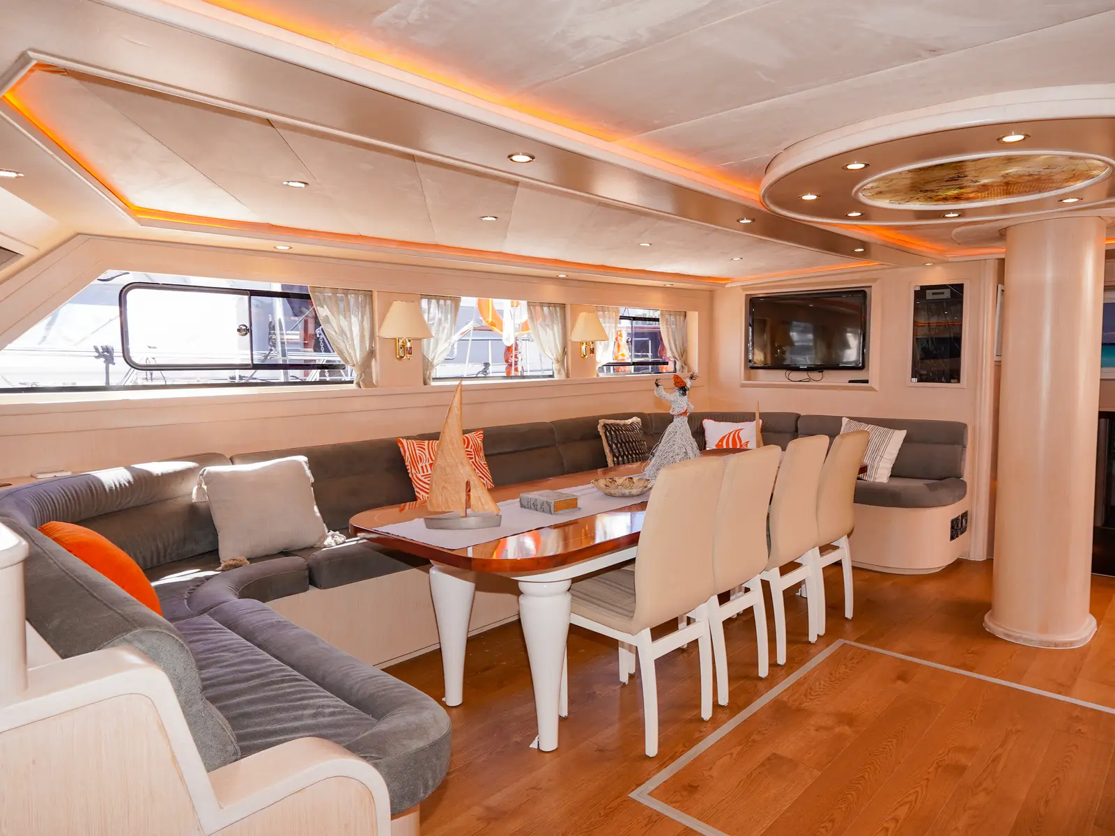 Perla del Mar 2, Interior image