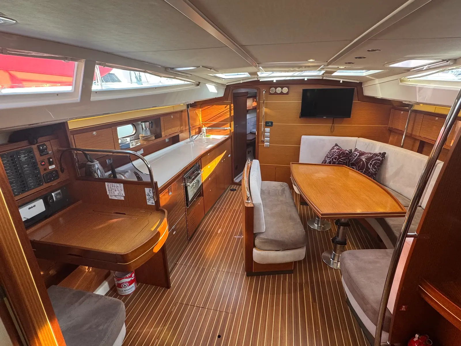 Team Adventure, Interior image