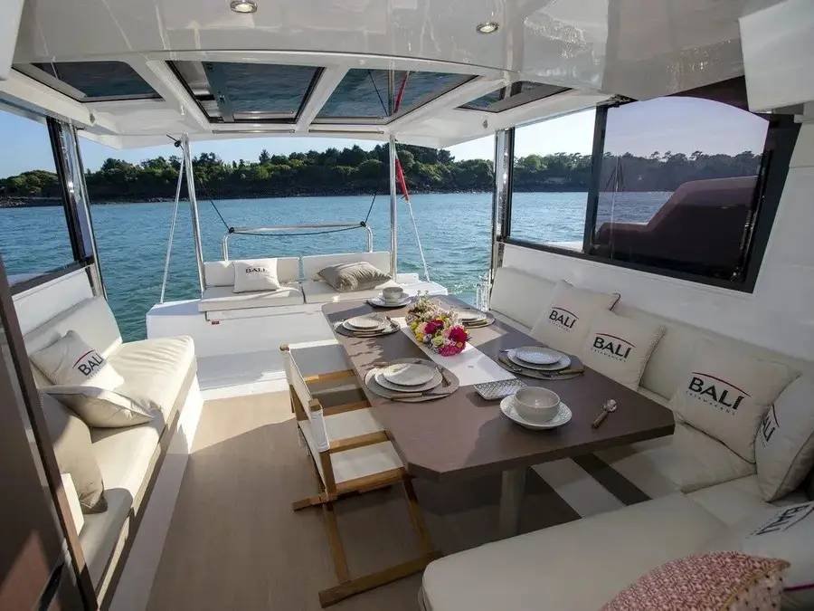 Cloe, Interior image