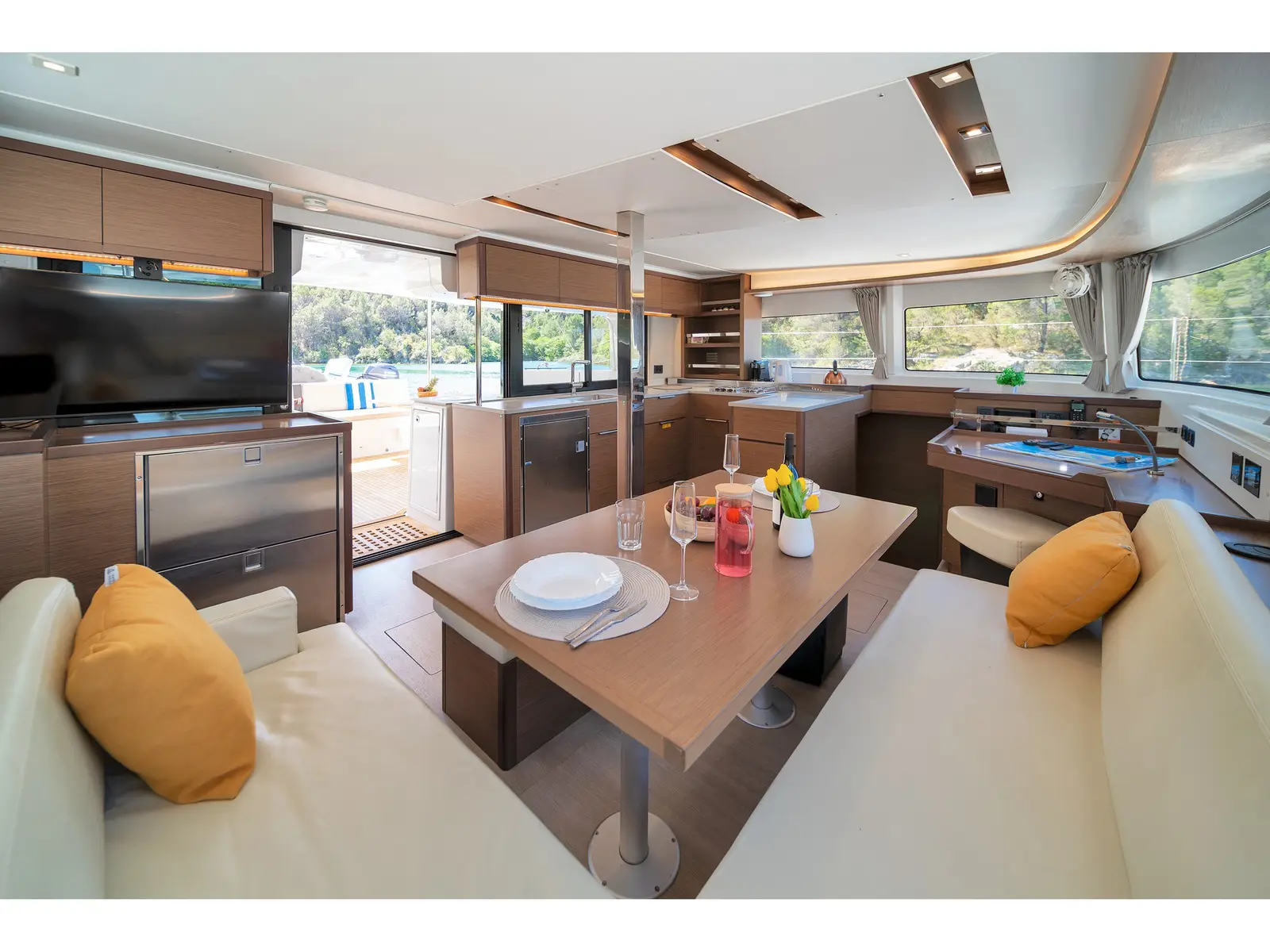 White Pearl, Interior image