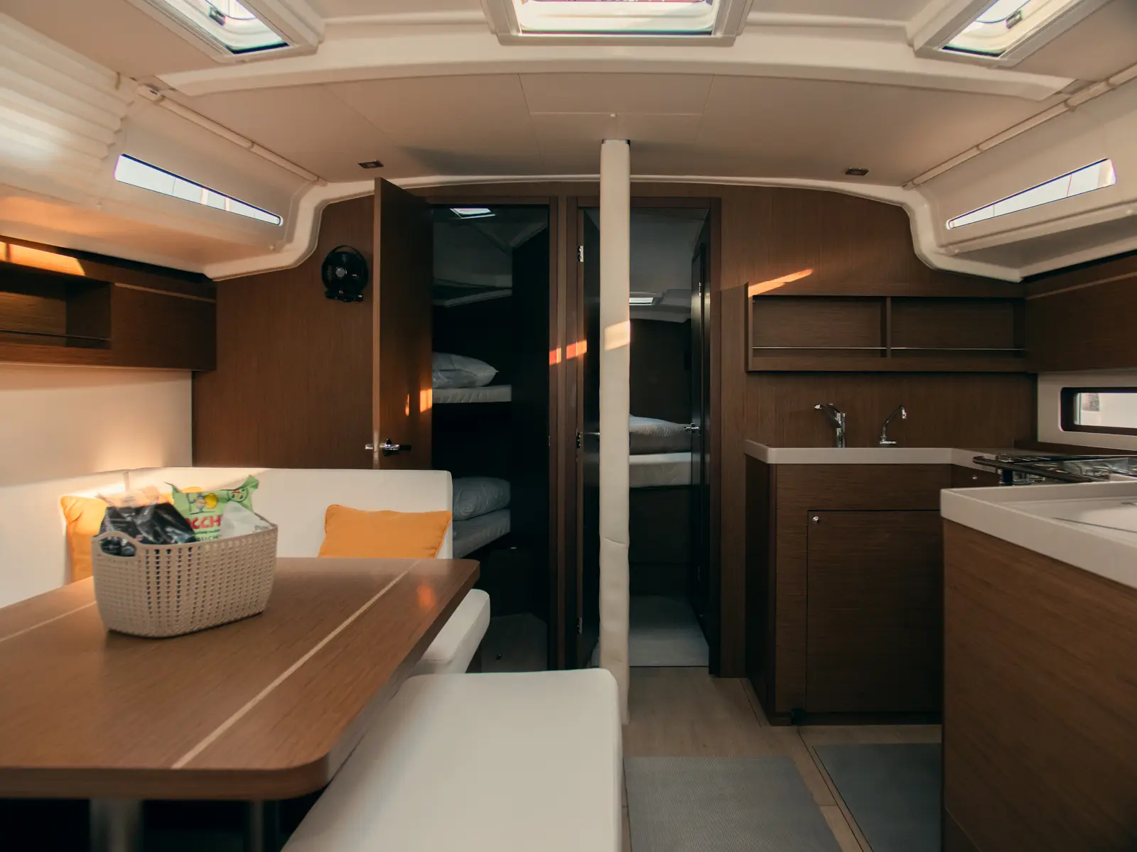 Beatrice, Interior image