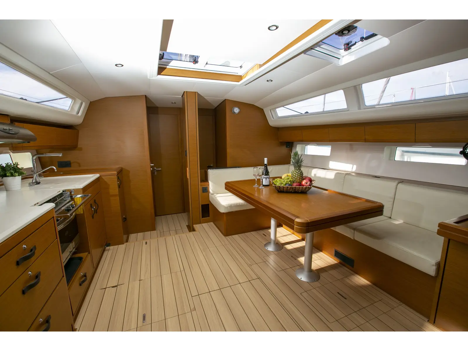 AMAZING ELLI, Interior image