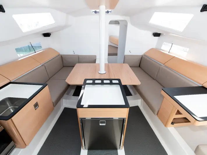 Spicy, Interior image