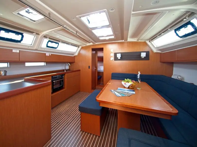 MH 77, Interior image