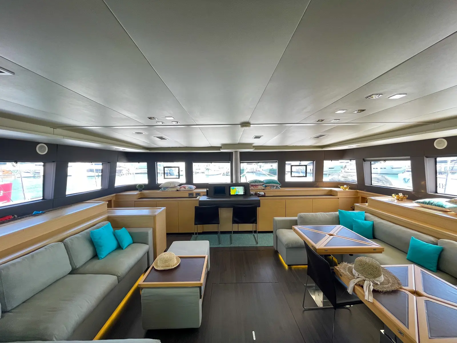 Six Degrees, Interior image