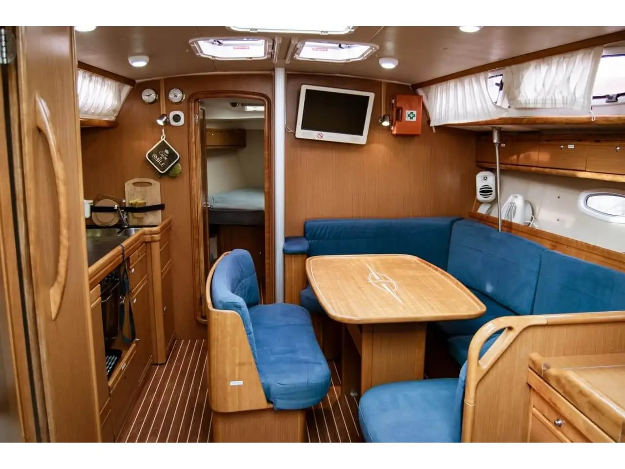 Okyrroy, Interior image