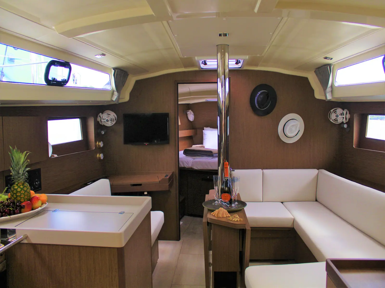 DIAMANTI II, Interior image