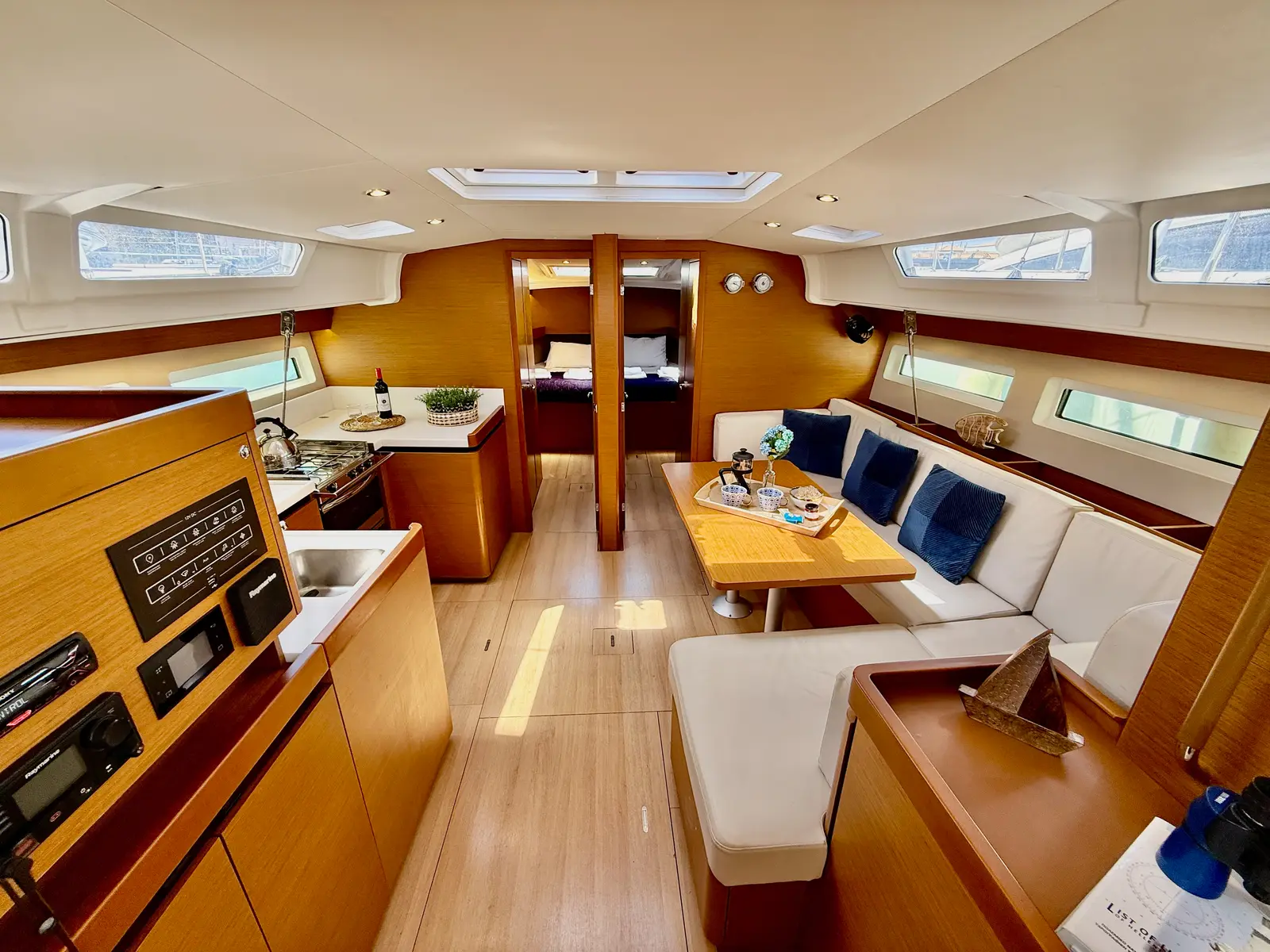 YADA, Interior image