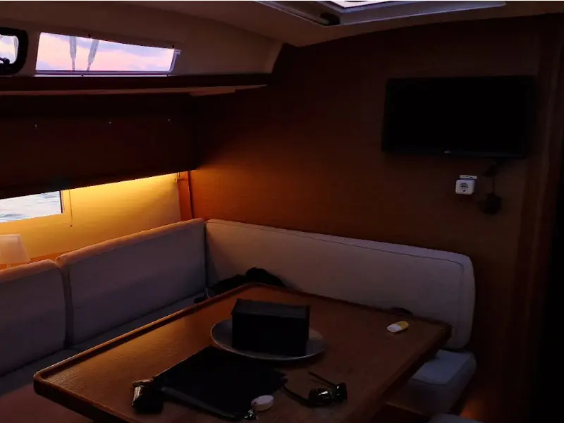 Despina, Interior image