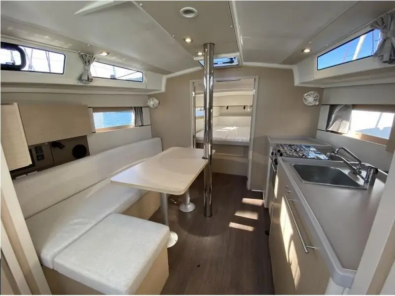 Maximus, Interior image