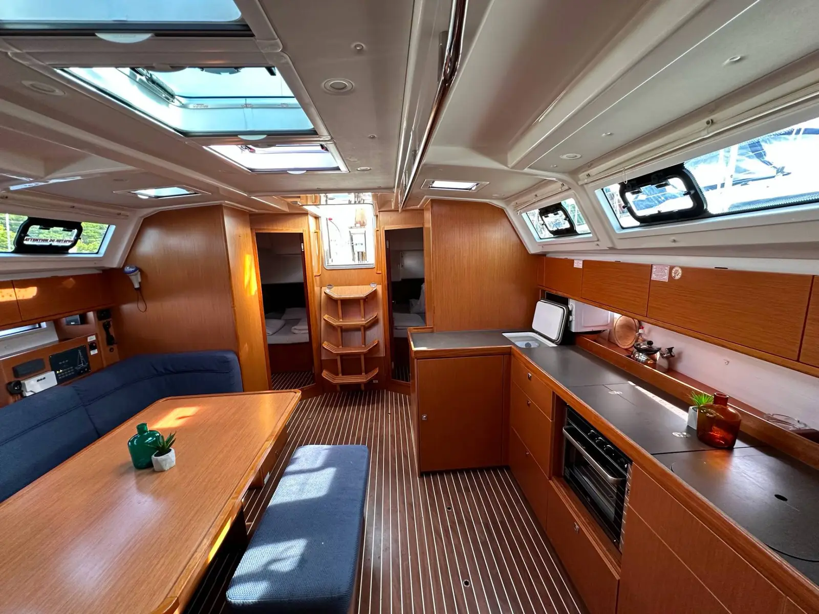 Vanda, Interior image