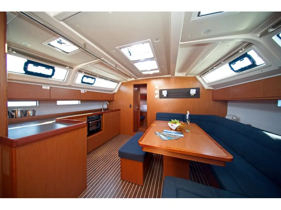 MH 85, Interior image