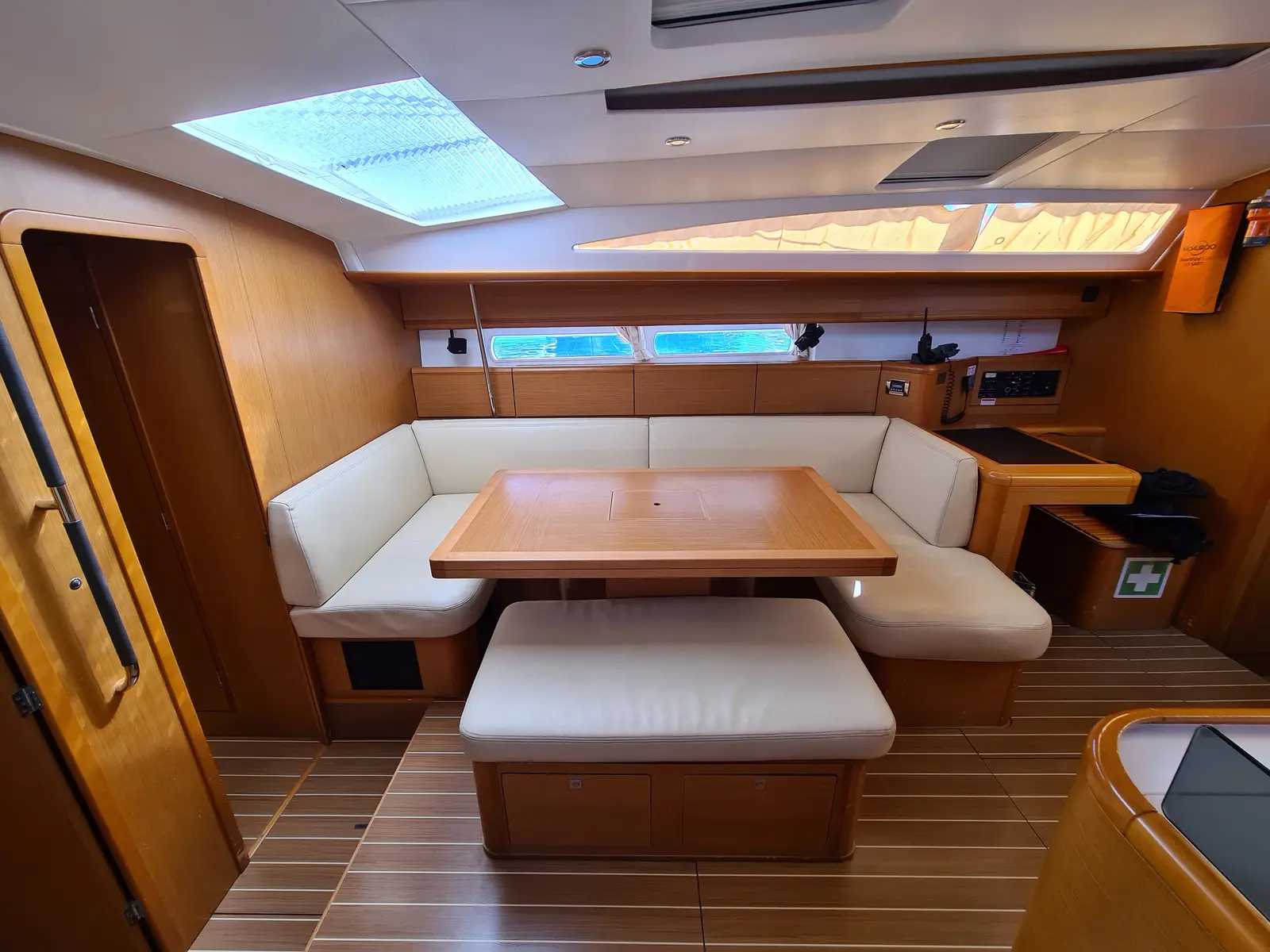 MAKEMO, Interior image