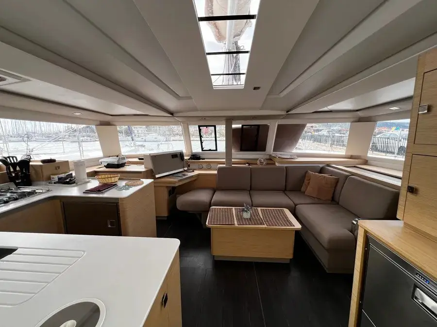 IOANNA - GEN/AC+WATERMAKER, Interior image