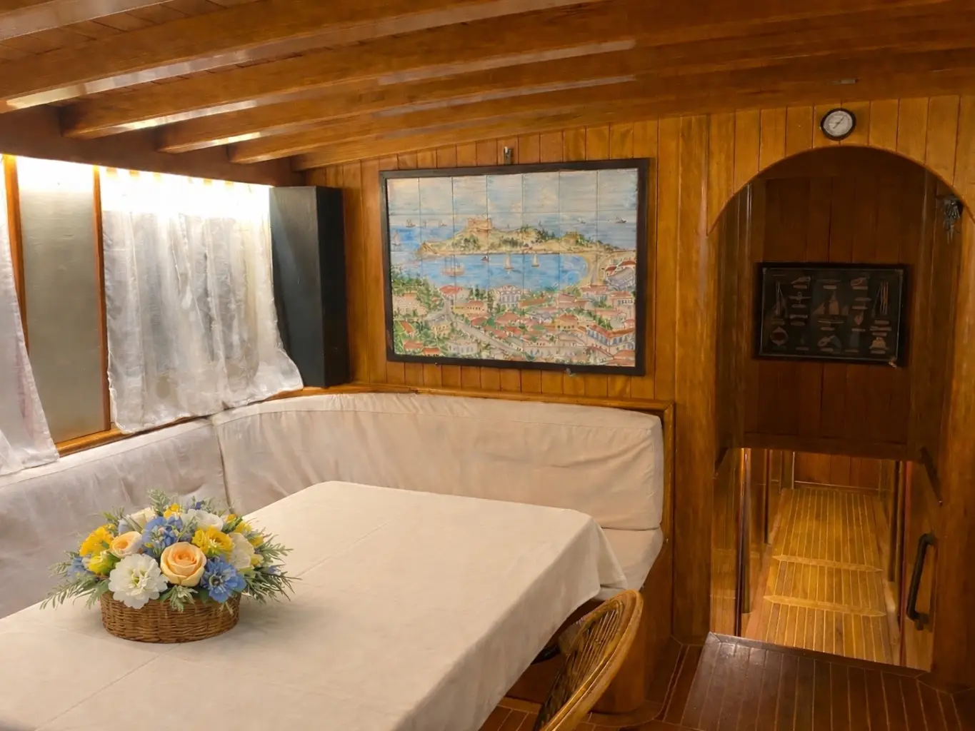 MOMO, Interior image
