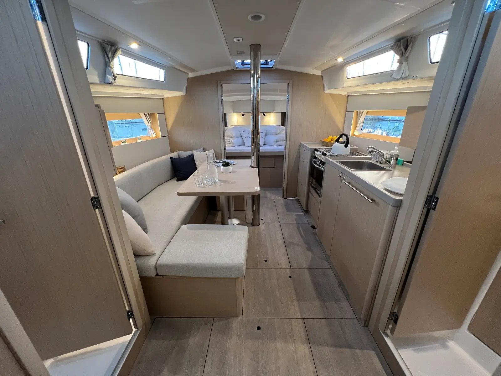 Jana, Interior image