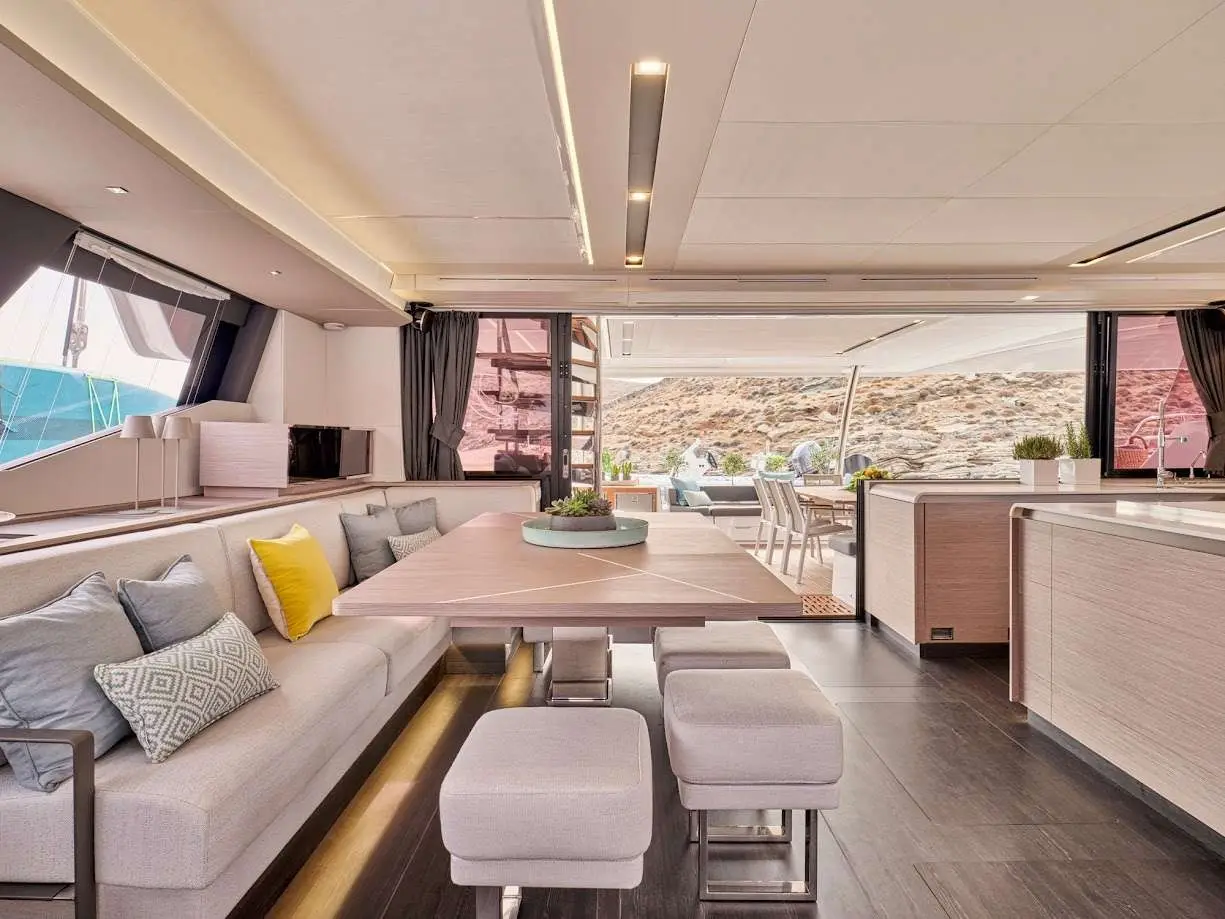 Dolly, Interior image