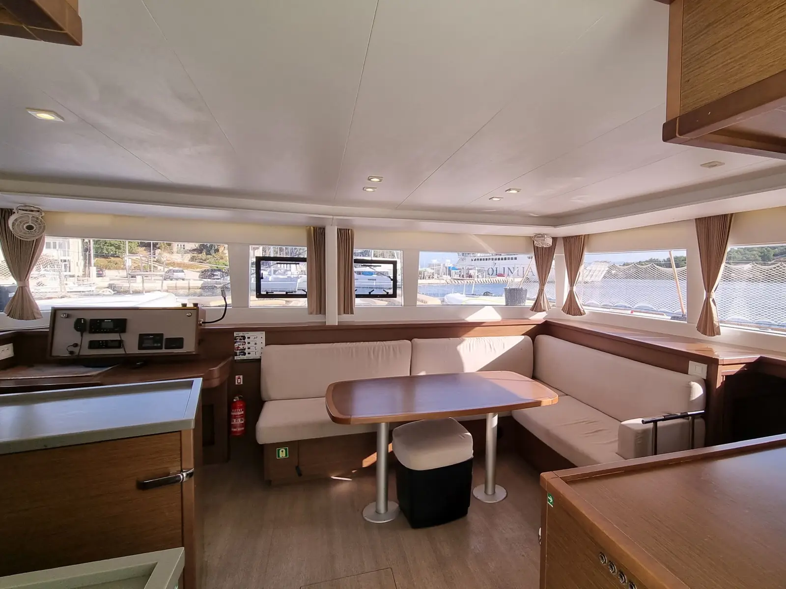 SAMOGON, Interior image