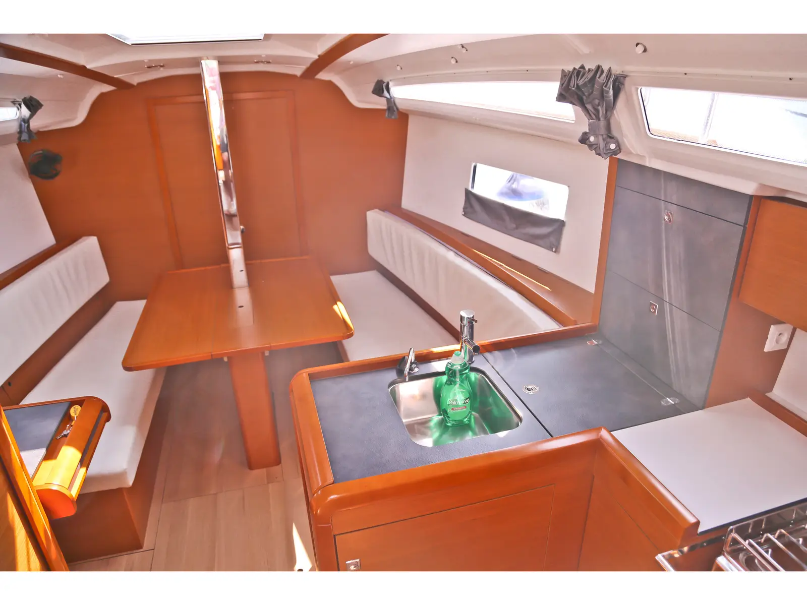 Dynamene, Interior image
