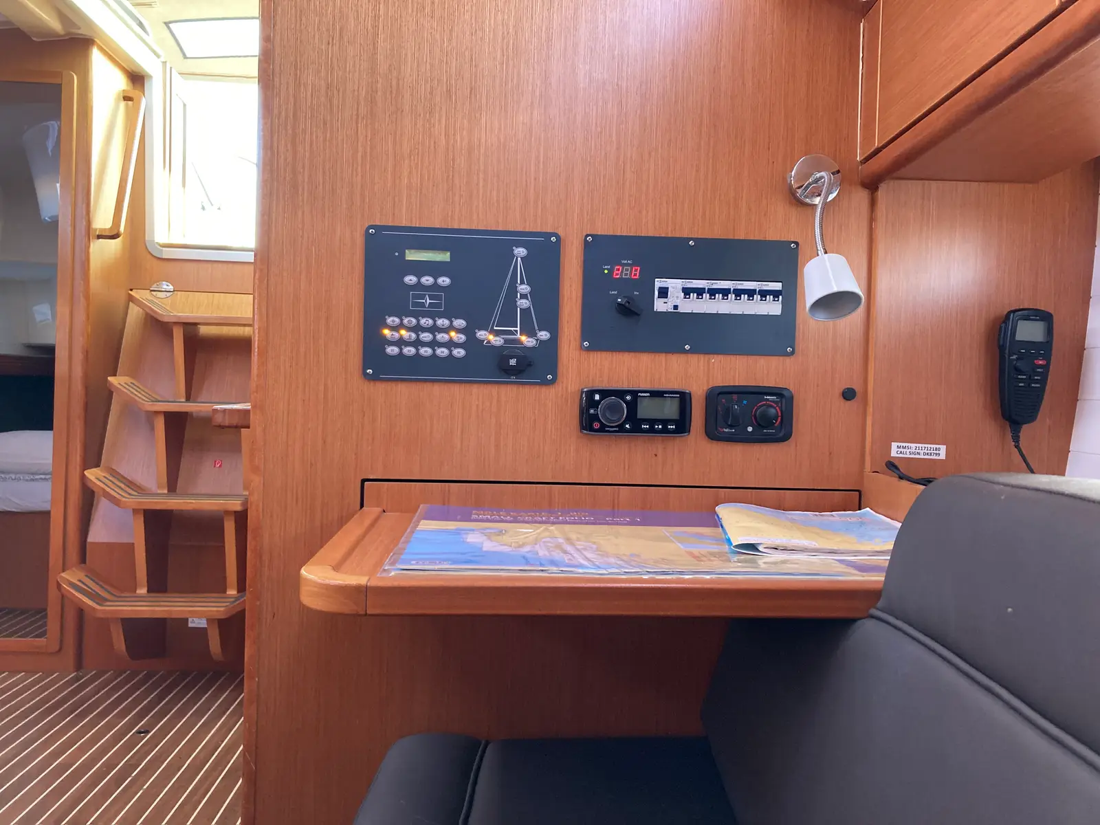 Hanni, Interior image