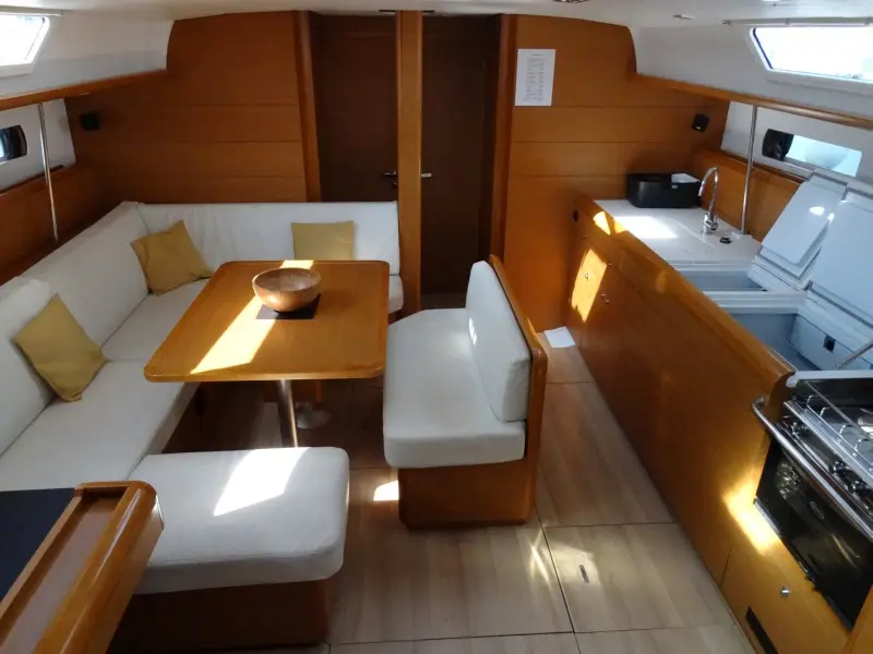KOS 469.2, Interior image