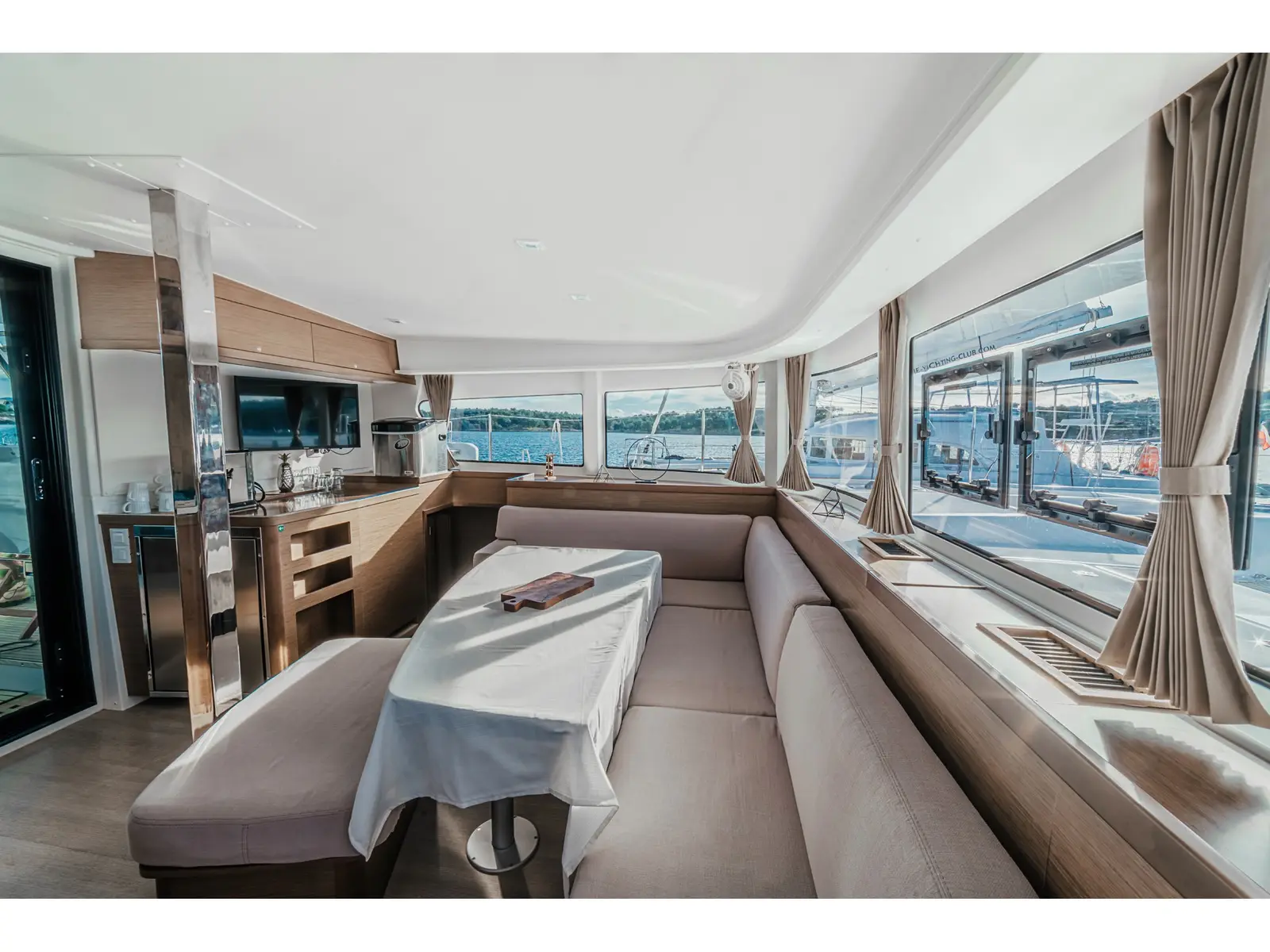 ZETA, Interior image