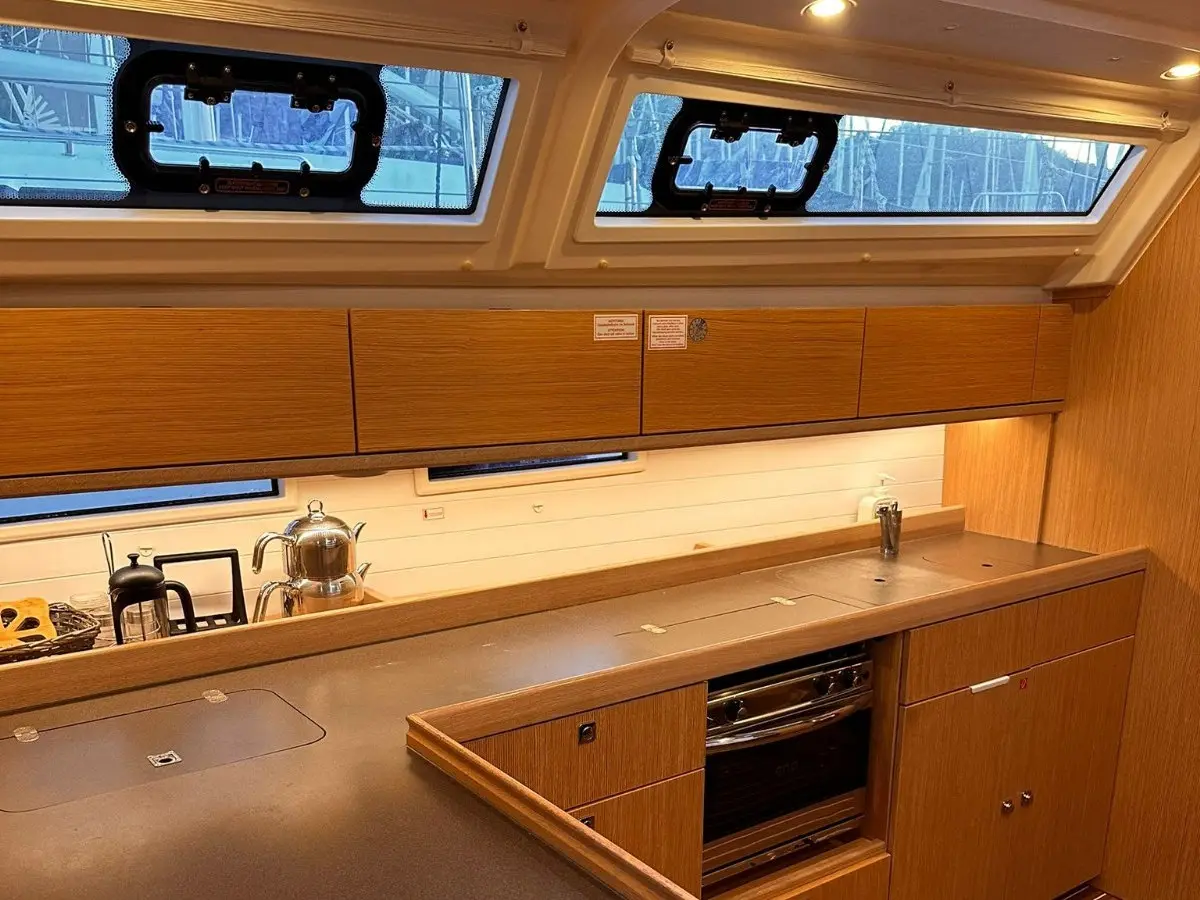 Okto Sailors, Interior image