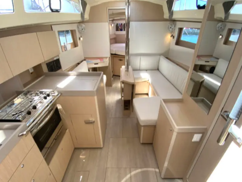 Pauline, Interior image