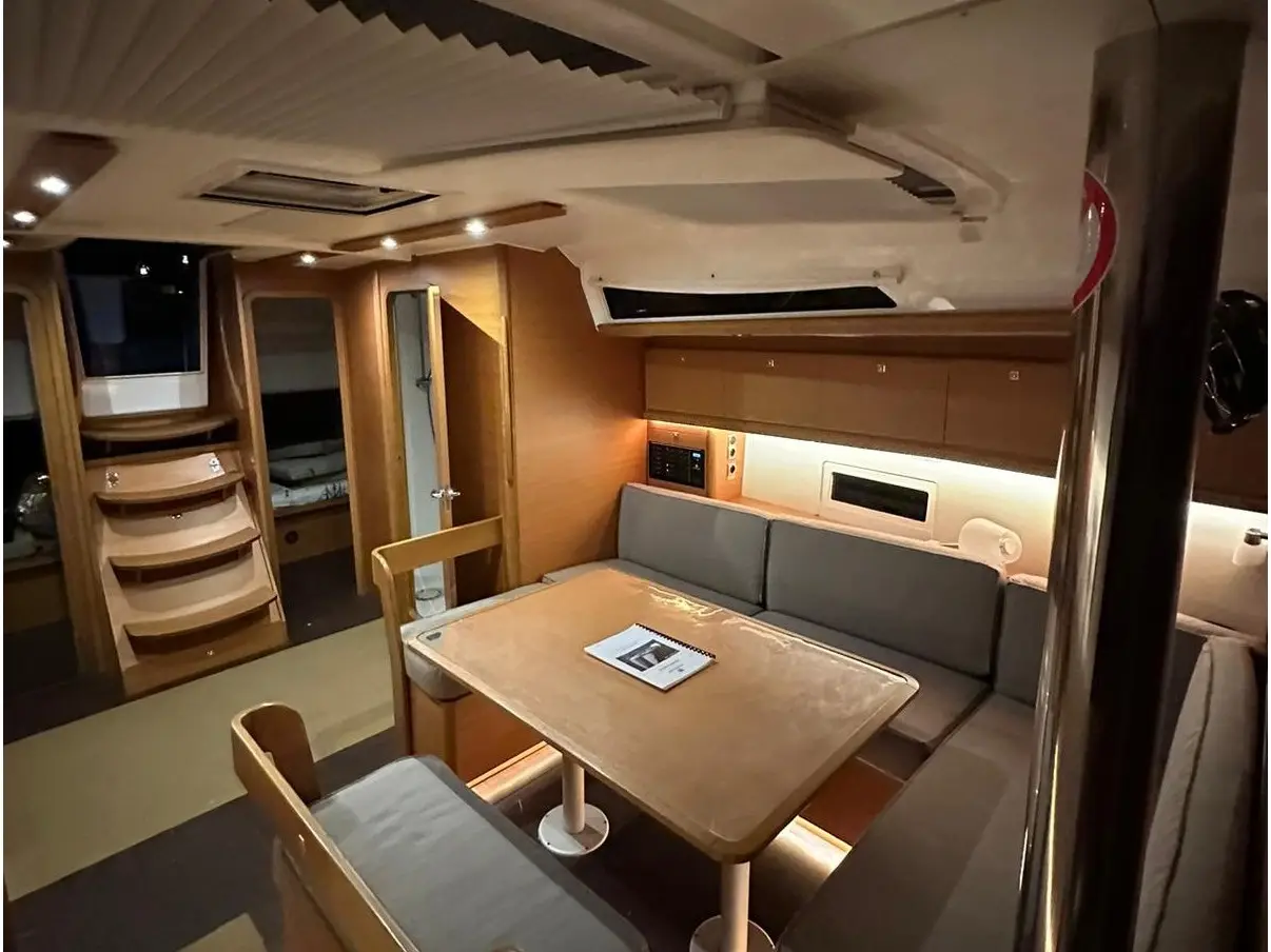 Esperanza, Interior image