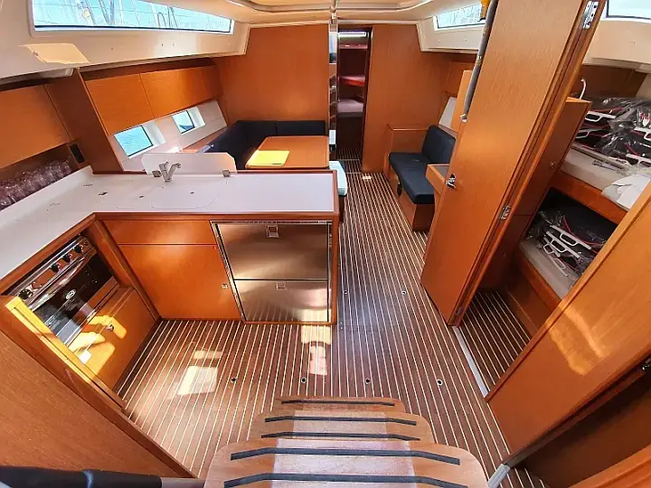 Blue Diamond, Interior image