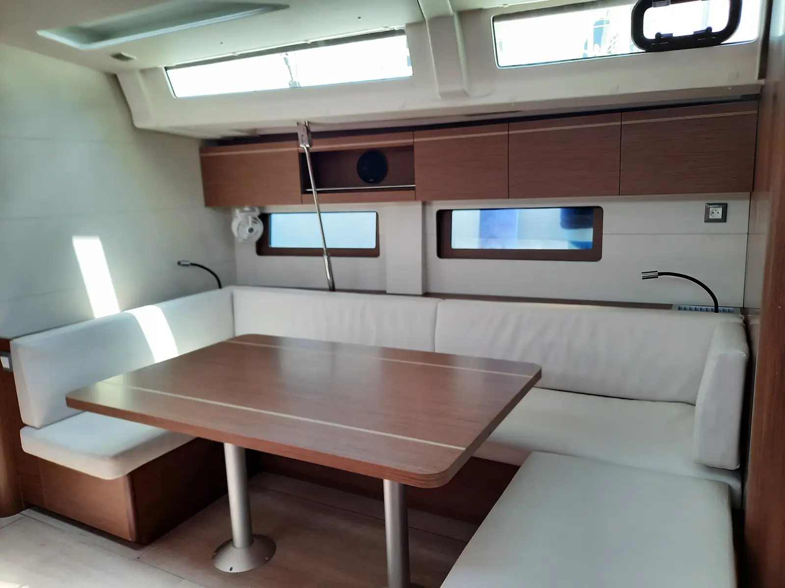 Senza Confini II, Interior image