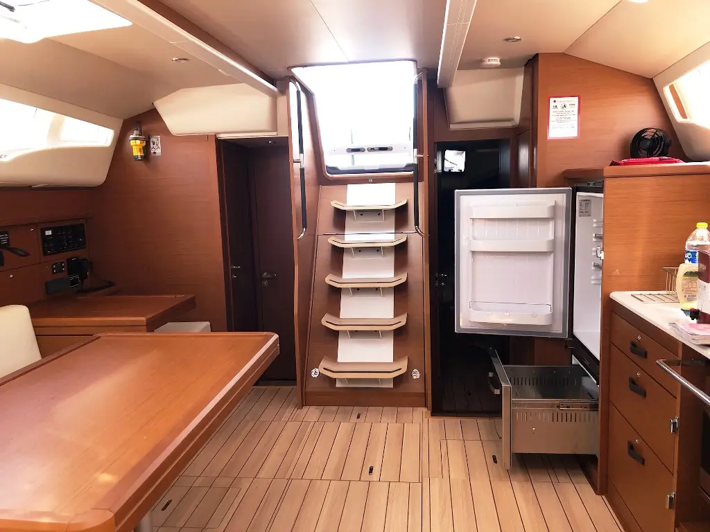 WISE JOHN, Interior image