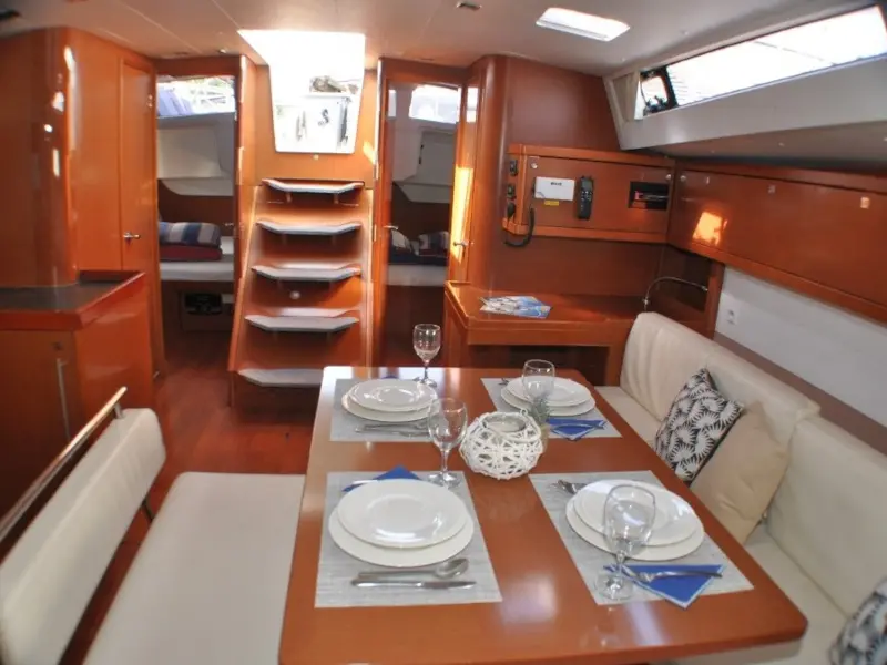 Cheeky Lady, Interior image