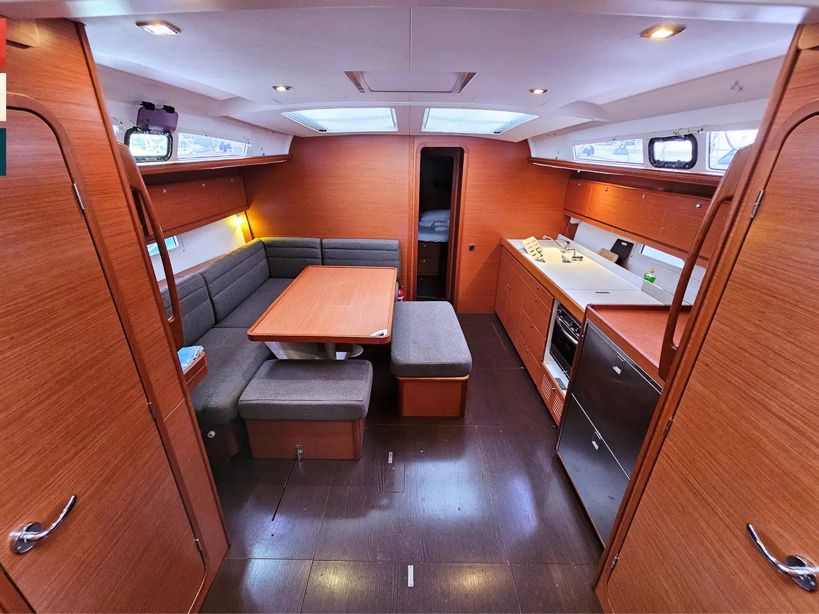 Nadine AC/Gen, Interior image