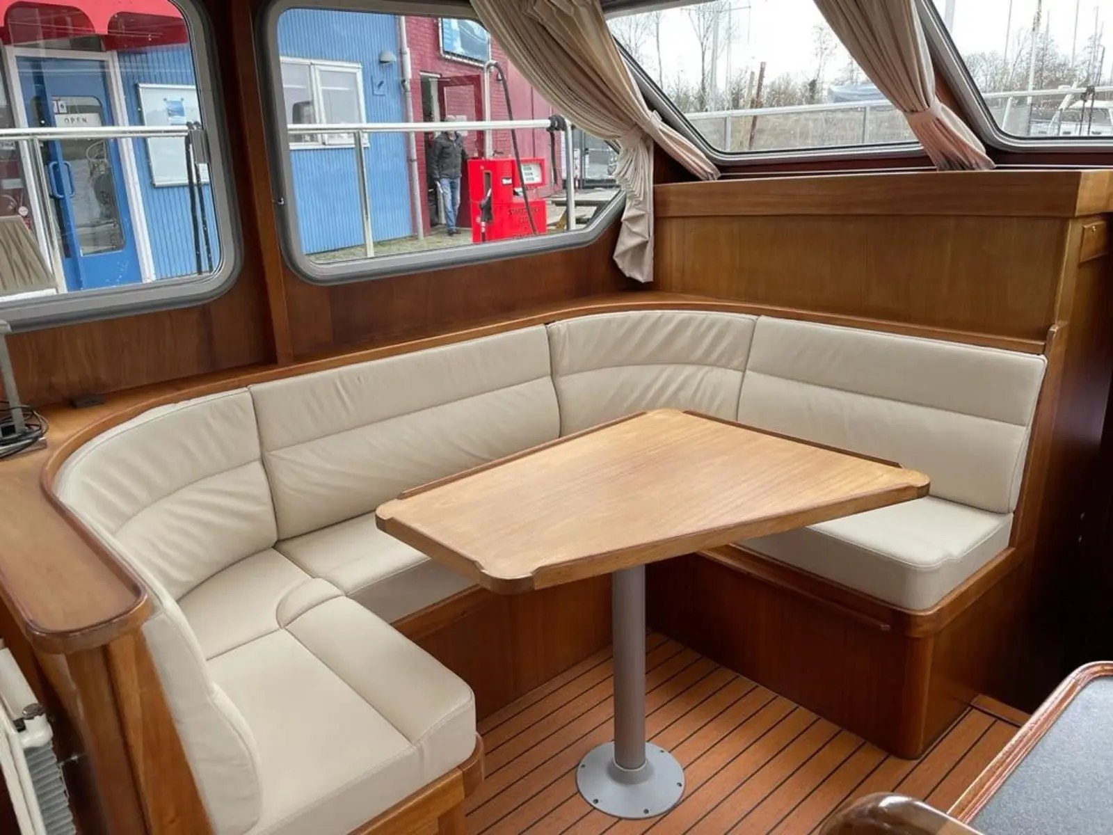 Pelicaen, Interior image