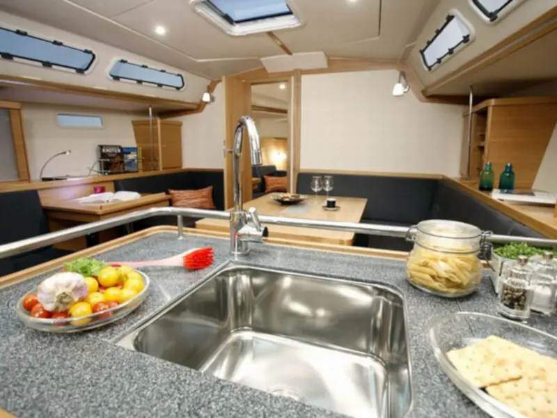 Divine Caroline, Interior image
