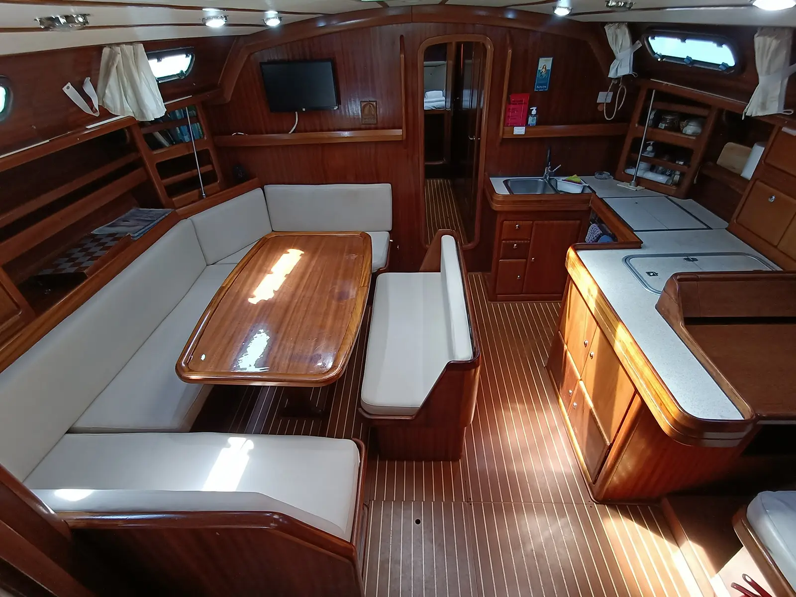 Kyknos, Interior image