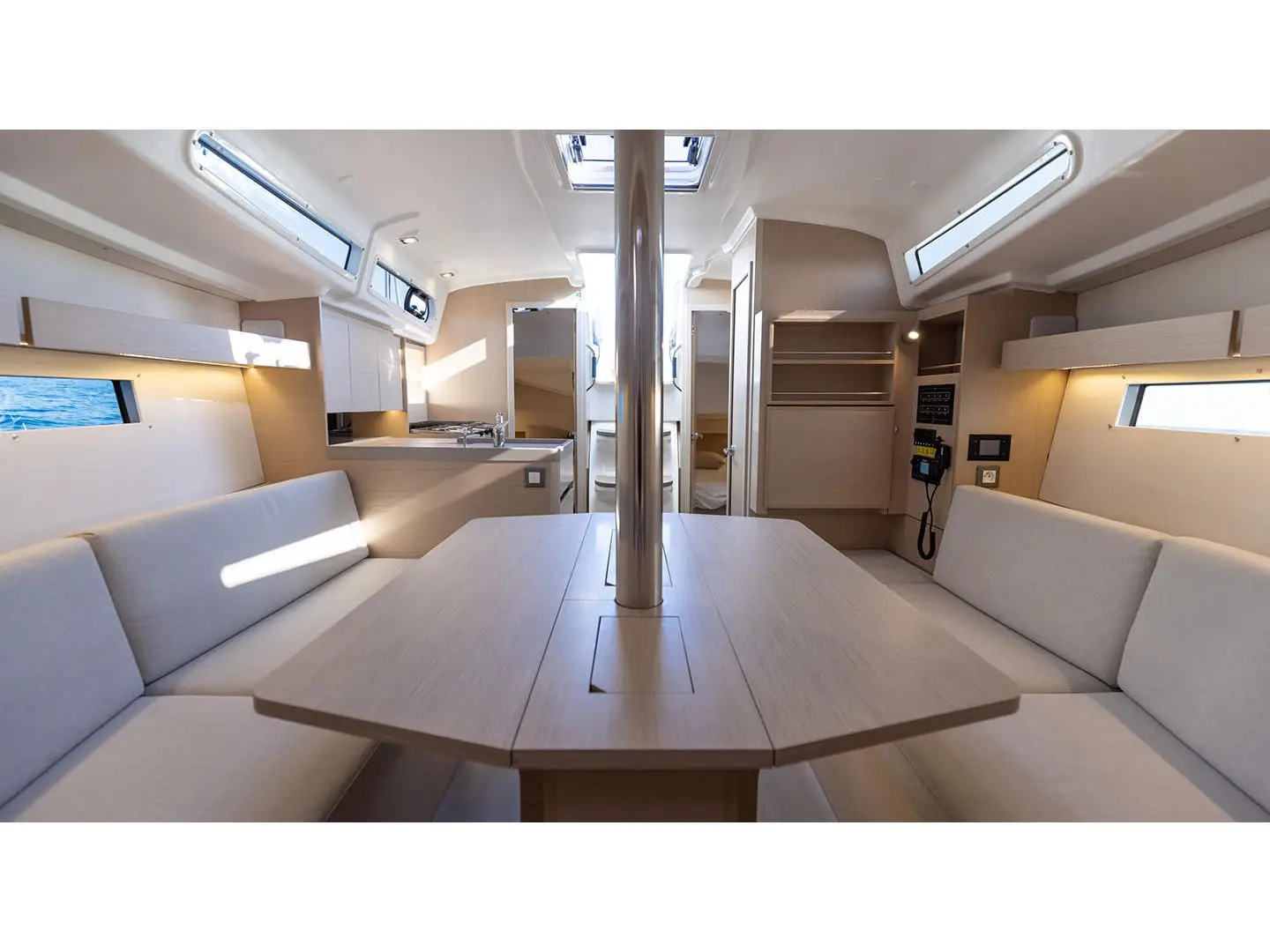 Sail Lynx, Interior image