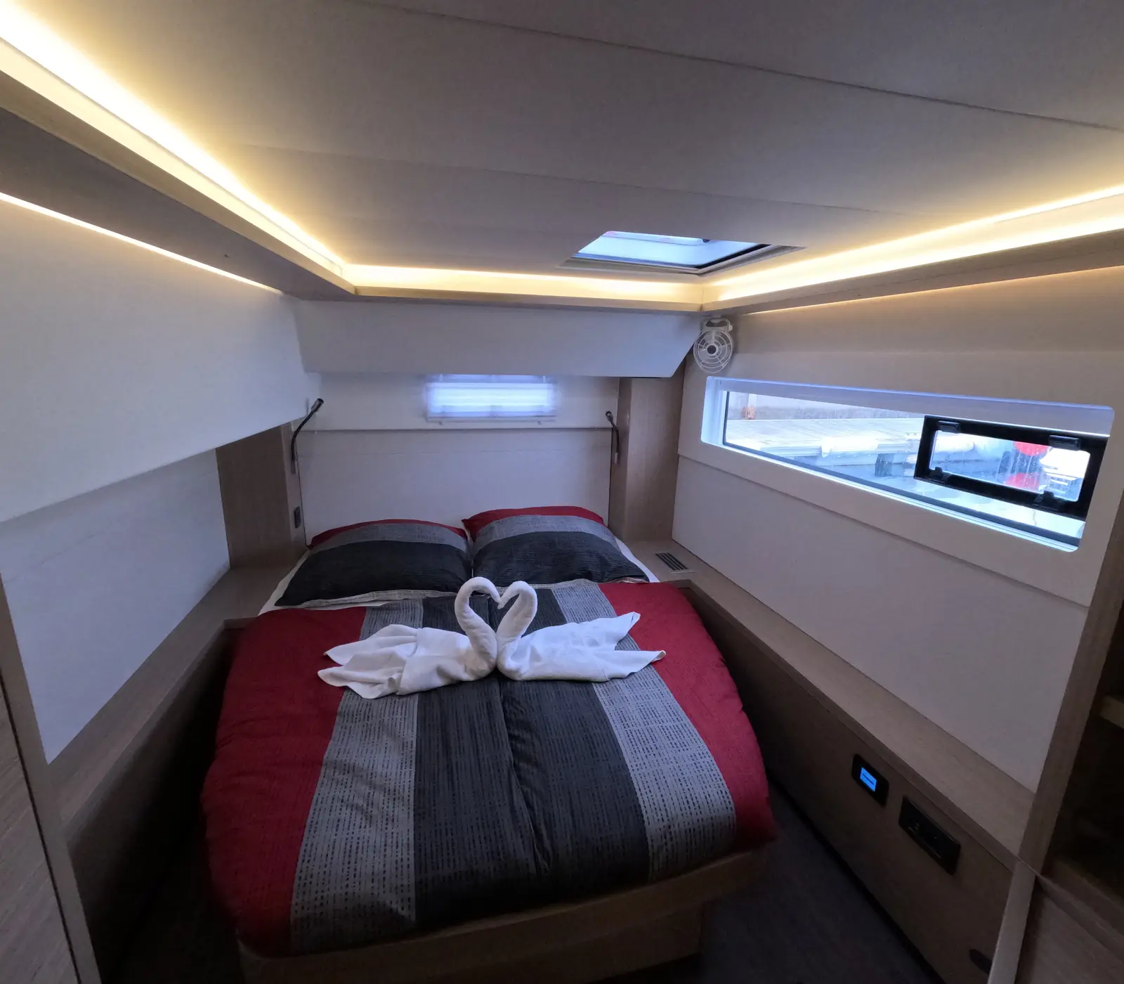 Keep Sailing V, Interior image