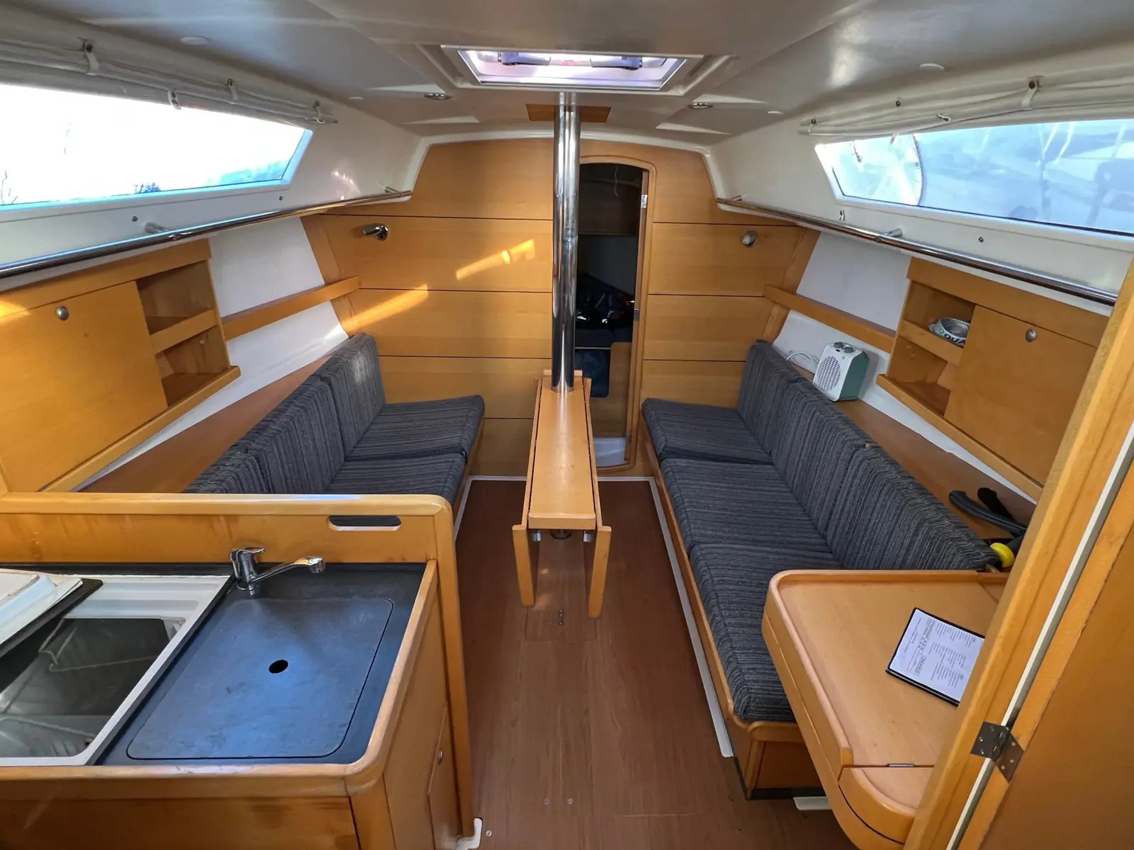 Kelsyo, Interior image
