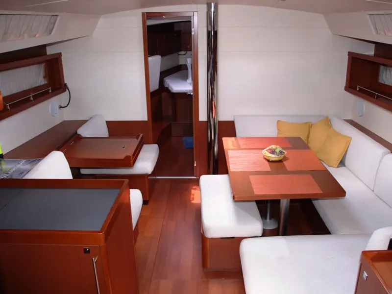 Tonic, Interior image