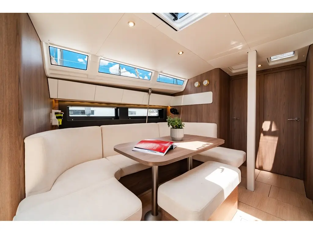 DEUX-MI, Interior image
