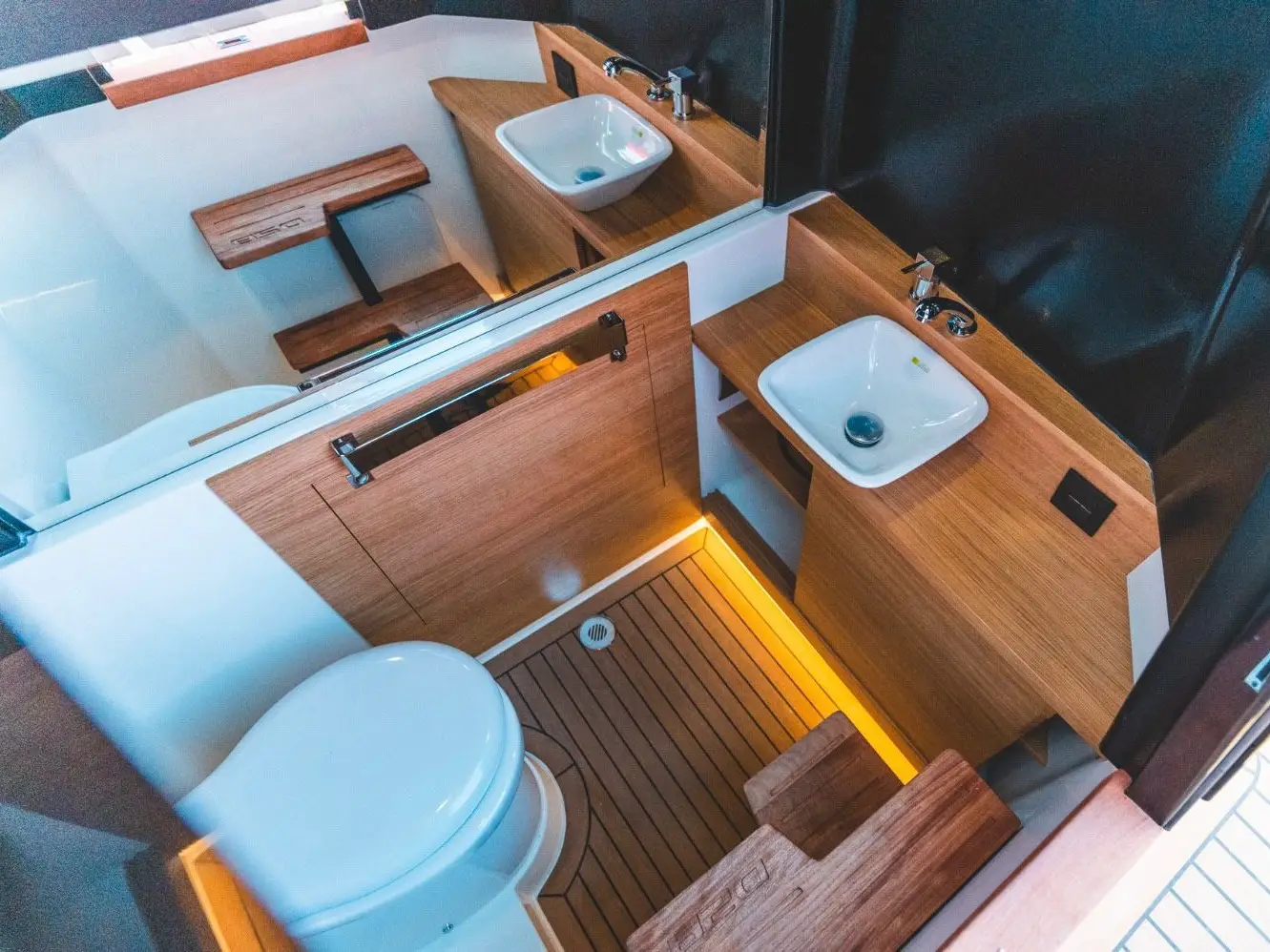 Lav, Interior image